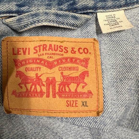 Levis Mens Medium Wash Button Up Altered Denim Worn In Trucker Jacket Size XL - Picture 5 of 12